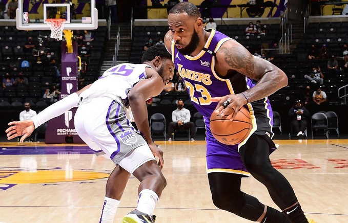 NBA湖人补时争议三分绝杀勇士终结五连胜登顶西部引热议